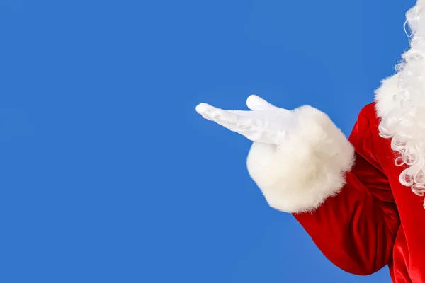Weihnachtsmann Zeigt Etwas Auf Farbigem Hintergrund — Stockfoto