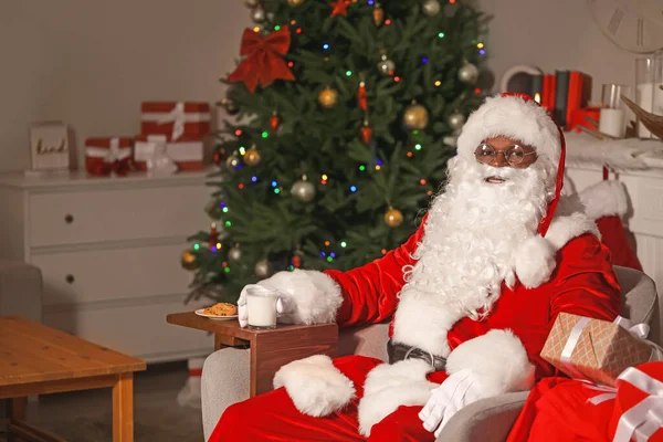 Afroamerykanin Santa Claus Pokoju Urządzone Boże Narodzenie — Zdjęcie stockowe