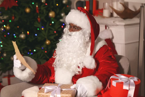 Afroamerikanische Weihnachtsmann Wunschliste Weihnachtlich Dekoriertem Zimmer — Stockfoto
