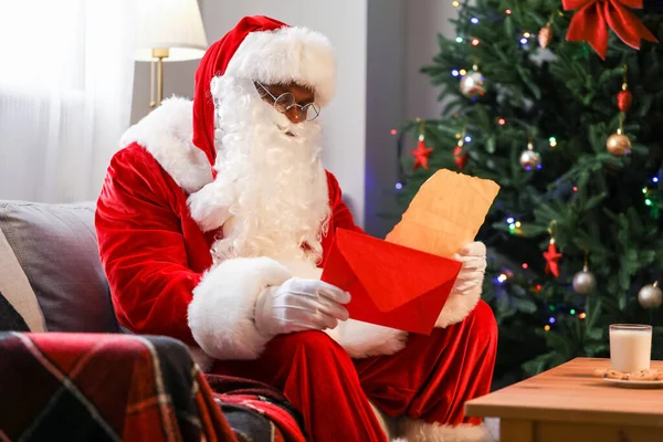 Afroamerykanin Santa Claus Czytania Listu Pokoju Urządzone Boże Narodzenie — Zdjęcie stockowe