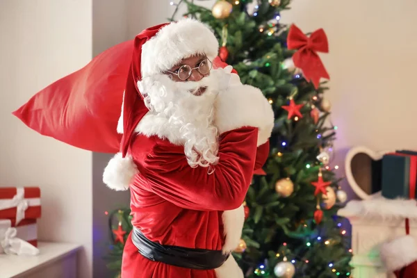 Santa Claus Afroamericano Con Bolsa Habitación Decorada Para Navidad —  Fotos de Stock