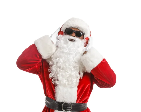 Крутой Афро Американский Санта Клаус Слушает Музыку Белом Фоне — стоковое фото
