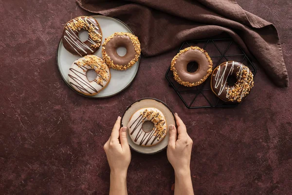 Frau Mit Leckeren Donuts Tisch — Stockfoto