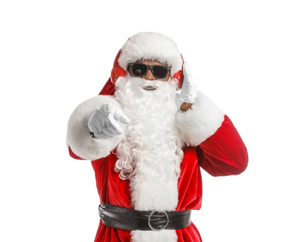Cool African American Santa Claus Słuchanie Muzyki Białym Tle — Zdjęcie stockowe