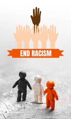 Renkli insan figürleri ve metin gri arkaplan üzerinde RACISM sona erer