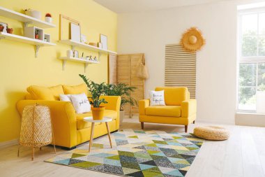 Rahat kanepeli modern bir oda.