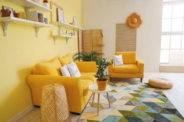 Rahat kanepeli modern bir oda.