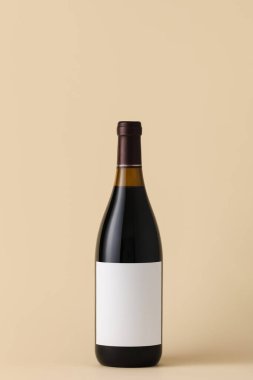 Renkli arka planda boş etiketli bir şişe şarap. Tasarım için model