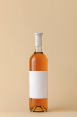 Renkli arka planda boş etiketli bir şişe şarap. Tasarım için model