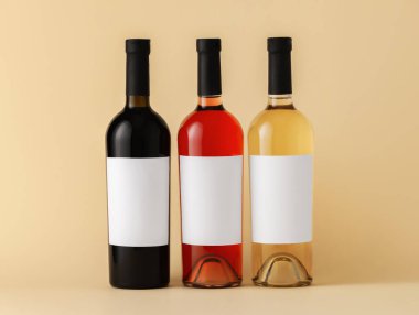 Renkli arka planda boş etiketli şarap şişeleri. Tasarım için model