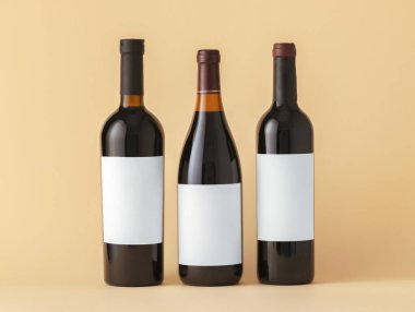 Renkli arka planda boş etiketli şarap şişeleri. Tasarım için model