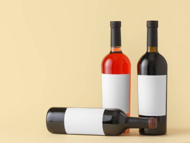 Renkli arka planda boş etiketli şarap şişeleri. Tasarım için model