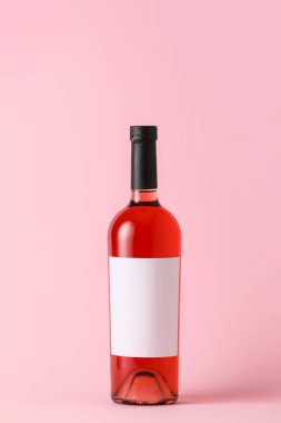 Renkli arka planda boş etiketli bir şişe şarap. Tasarım için model