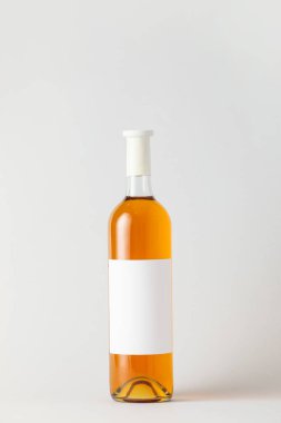 Hafif arka planda boş etiketli bir şişe şarap. Tasarım için model