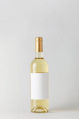 Hafif arka planda boş etiketli bir şişe şarap. Tasarım için model
