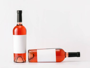Hafif arka planda boş etiketli şarap şişeleri. Tasarım için model