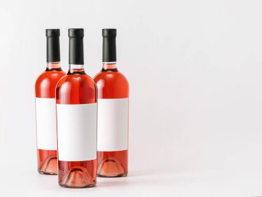 Hafif arka planda boş etiketli şarap şişeleri. Tasarım için model