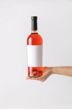 Arka planda boş etiketli bir şişe şarap. Tasarım için model