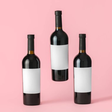Renkli arka planda boş etiketli şarap şişeleri. Tasarım için model