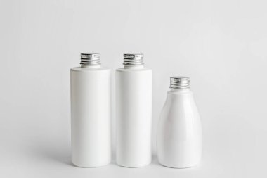 Hafif arkaplanda farklı kozmetik ürünleri