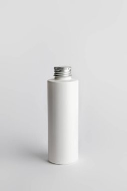 Hafif arkaplanda kozmetik ürünü olan şişe