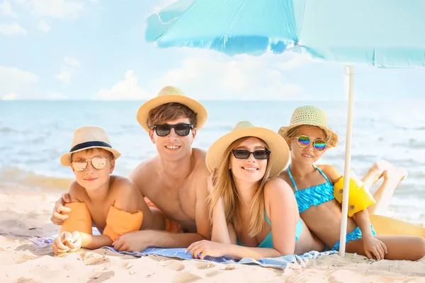 Happy Family Sea Beach Resort — Stock Photo, Image