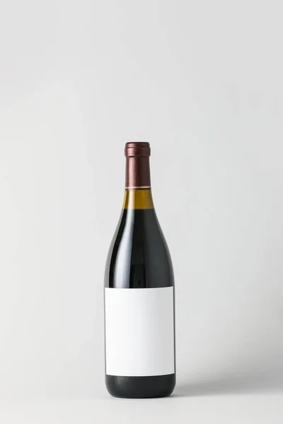 Garrafa Vinho Com Rótulo Branco Sobre Fundo Claro Mockup Para — Fotografia de Stock