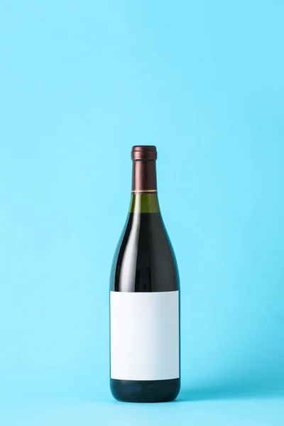 Бутылка Вина Пустой Этикеткой Цветном Фоне Макет Дизайна — стоковое фото