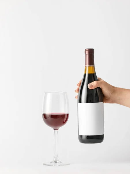 Hand Holding Bottle Wine Blank Label Glass Light Background — Stock Photo, Image