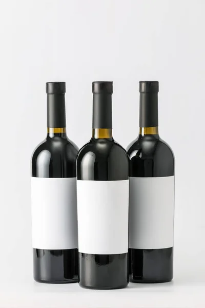 Garrafas Vinho Com Rótulos Branco Fundo Claro Mockup Para Design — Fotografia de Stock