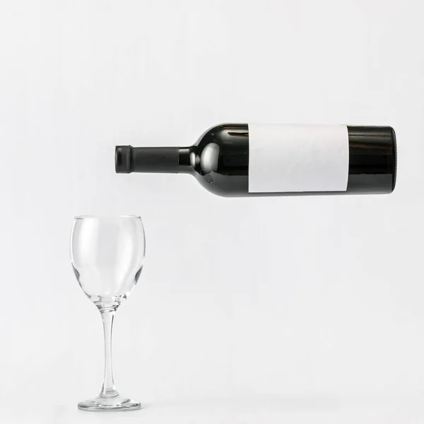 Fles Wijn Met Blanco Etiket Glas Lichte Ondergrond — Stockfoto