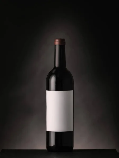 Garrafa Vinho Com Rótulo Branco Sobre Fundo Escuro Mockup Para — Fotografia de Stock