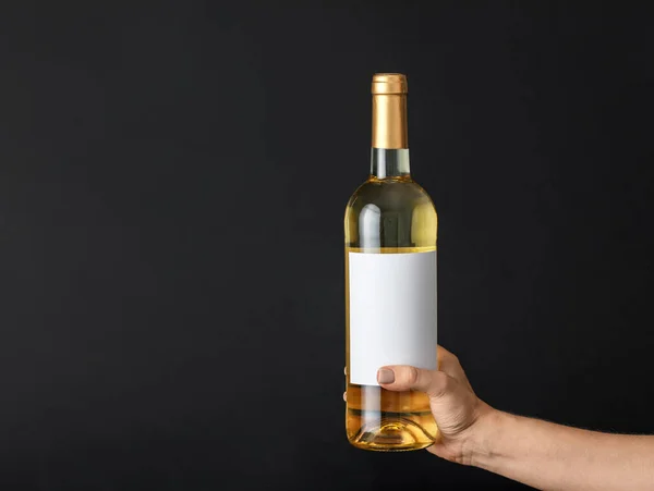 Hand Hält Eine Flasche Wein Mit Leerem Etikett Auf Dunklem — Stockfoto