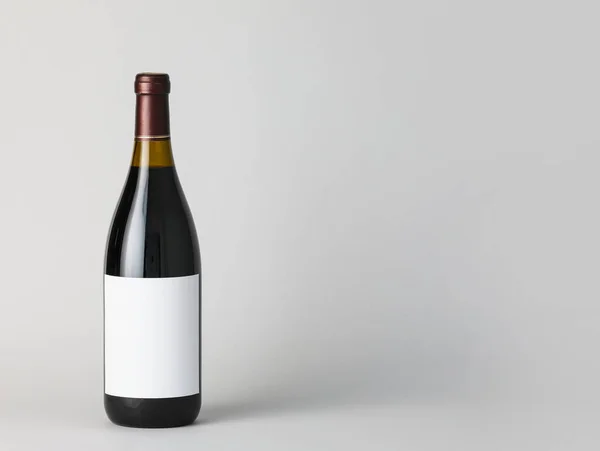 Garrafa Vinho Com Rótulo Branco Sobre Fundo Claro Mockup Para — Fotografia de Stock