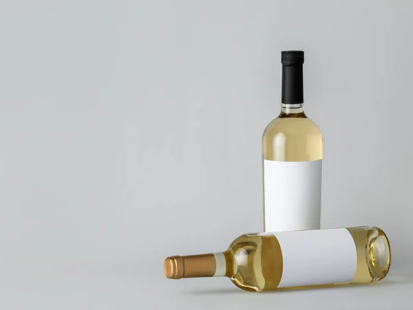 Garrafas Vinho Com Rótulos Branco Fundo Claro Mockup Para Design — Fotografia de Stock