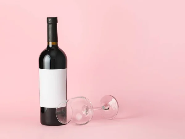 Μπουκάλι Κρασί Λευκή Ετικέτα Και Ποτήρι Στο Φόντο Χρώμα — Φωτογραφία Αρχείου