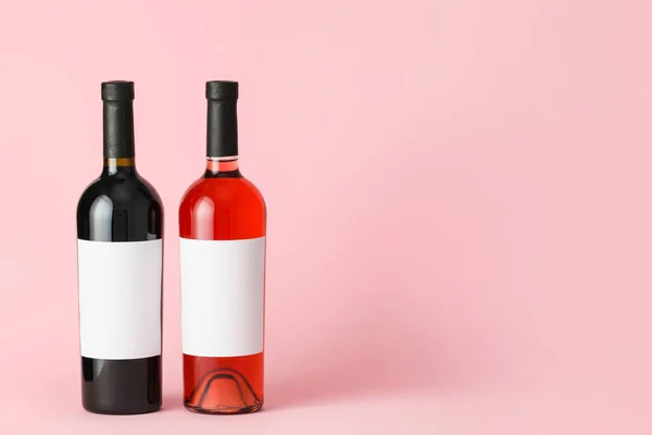 Μπουκάλια Κρασί Κενές Ετικέτες Στο Φόντο Χρώμα Mockup Για Σχεδιασμό — Φωτογραφία Αρχείου
