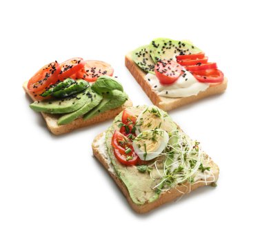 Beyaz arka planda lezzetli sandviçler.