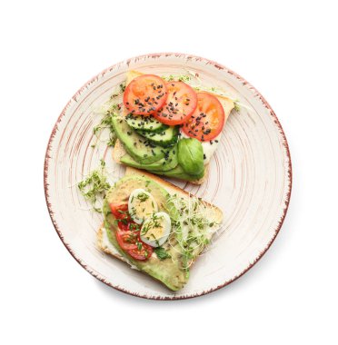 Beyaz arka planda lezzetli sandviçli tabak.