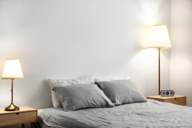 Parlayan lambaları olan modern bir otel odası.