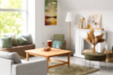 Masası ve şöminesi olan şık bir oturma odası, bulanık bir manzara.