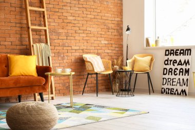 Oturma odasının iç dekorasyonu çok şık.