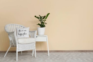 Masası ve koltuğu olan şık bir oturma odası.