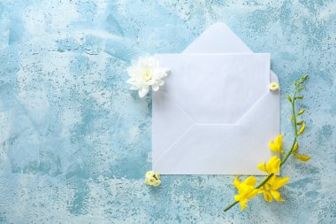 Renk arkaplan üzerinde boş kart ve zarf içeren kompozisyon