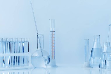 Renk arkaplanındaki farklı laboratuvar camları