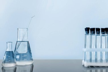 Laboratuvardaki farklı cam eşyalar.