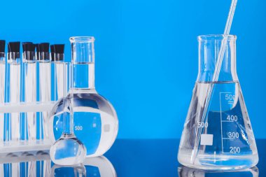 Renk arkaplanındaki farklı laboratuvar camları