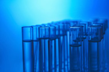 Renk arkaplanındaki birçok test tüpü, yakın plan