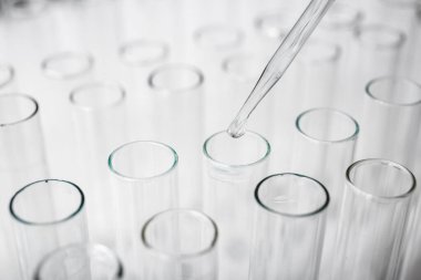 Bir çok test tüpü ve düşürücü, yakın çekim