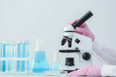 Laboratuvarda Mikroskop Kullanan Bilimadamı